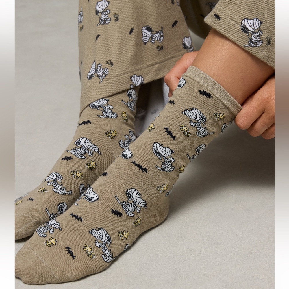 🔥🔥🆕🦅AE MUMMY SNOOPY CREW SOCKS - Picture 2 of 5